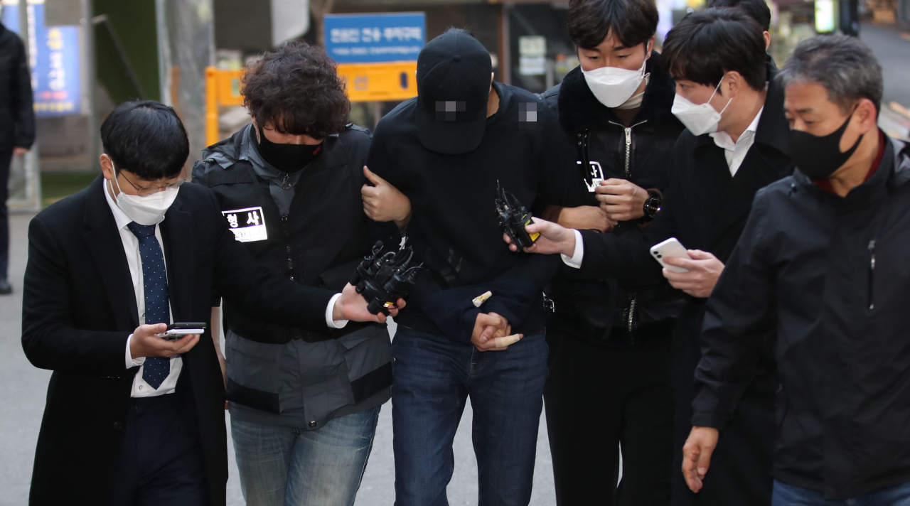 데이트폭력 피해로 경찰의 신변보호를 받던 여성을 살해하고 도주한 30대 남성이 하루 만에 경찰에 붙잡혀 20일 오후 서울 중부경찰서로 들어서고 있다. [연합]