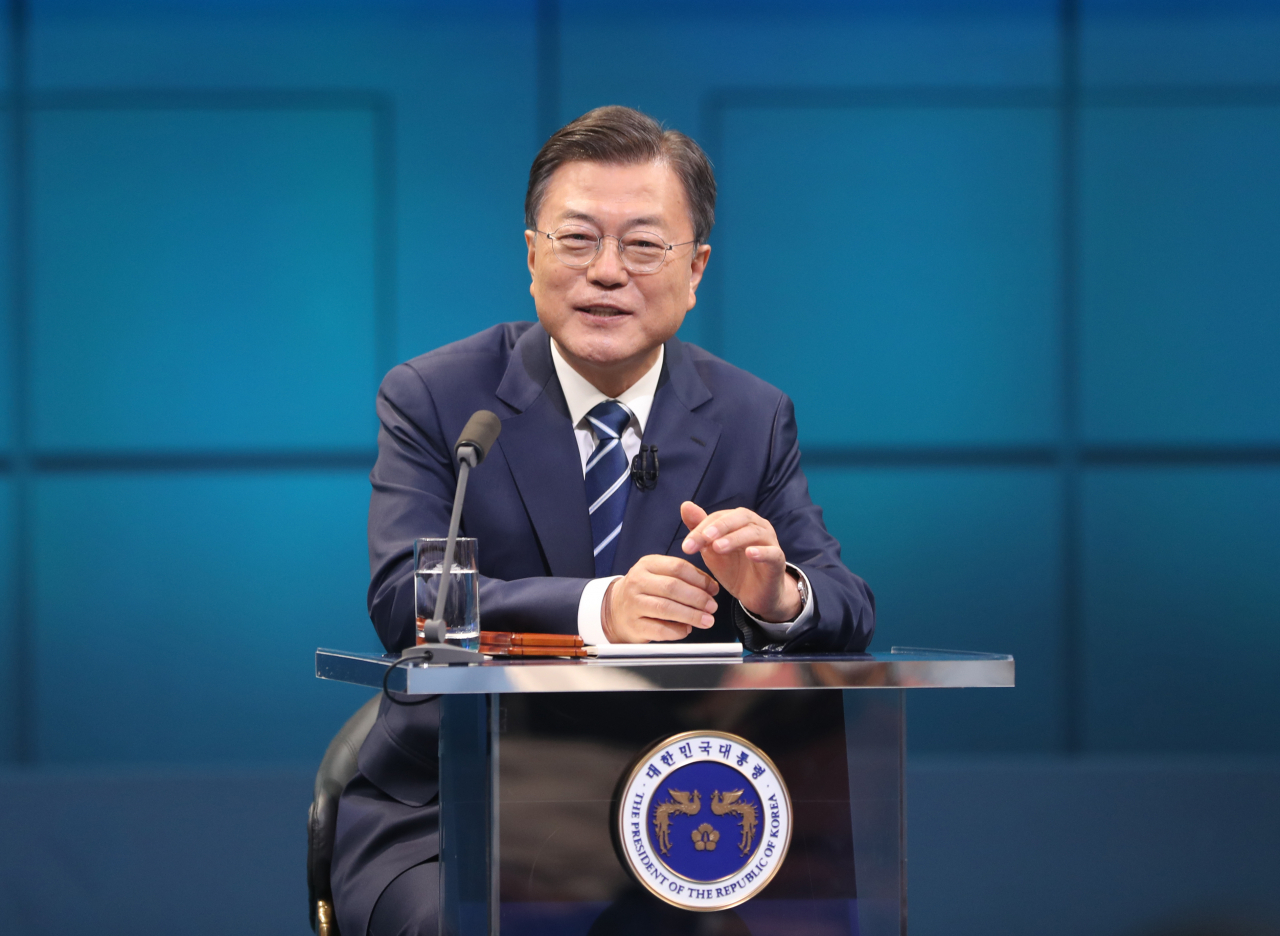 문재인 대통령은 21일 생방송에 출연 ‘2021 국민들과의 대화’를 가졌다. 문 대통령이 국민들과 직접 질의응답을 가진 것은 2019년 11월19일 이후 2년 만이다. [연합]