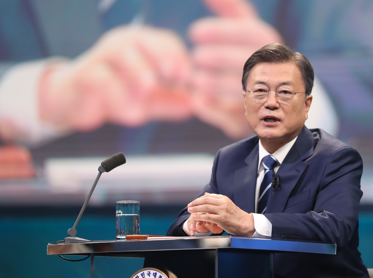 문재인 대통령이 지난 21일 오후 서울 여의도 KBS 공개홀에서 열린 2021 국민과의 대화 '일상으로'에서 국민 패널들의 질문에 답하고 있다. [연합]