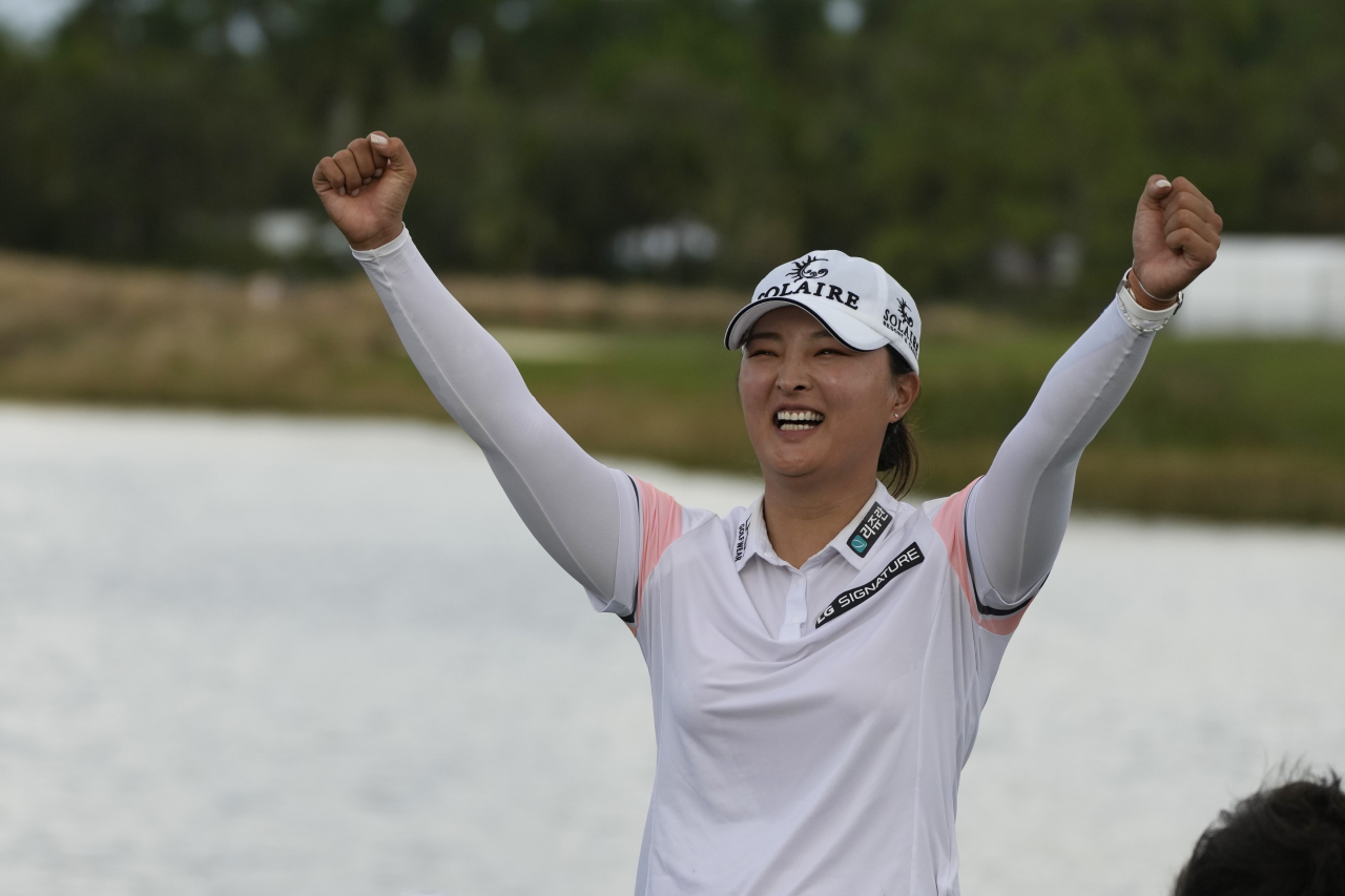 고진영이 22일(한국시간) LPGA 투어 시즌 최종전 CME그룹 투어 챔피언십 우승을 확정한 후 두팔을 번쩍 들고 기뻐하고 있다. [AP]