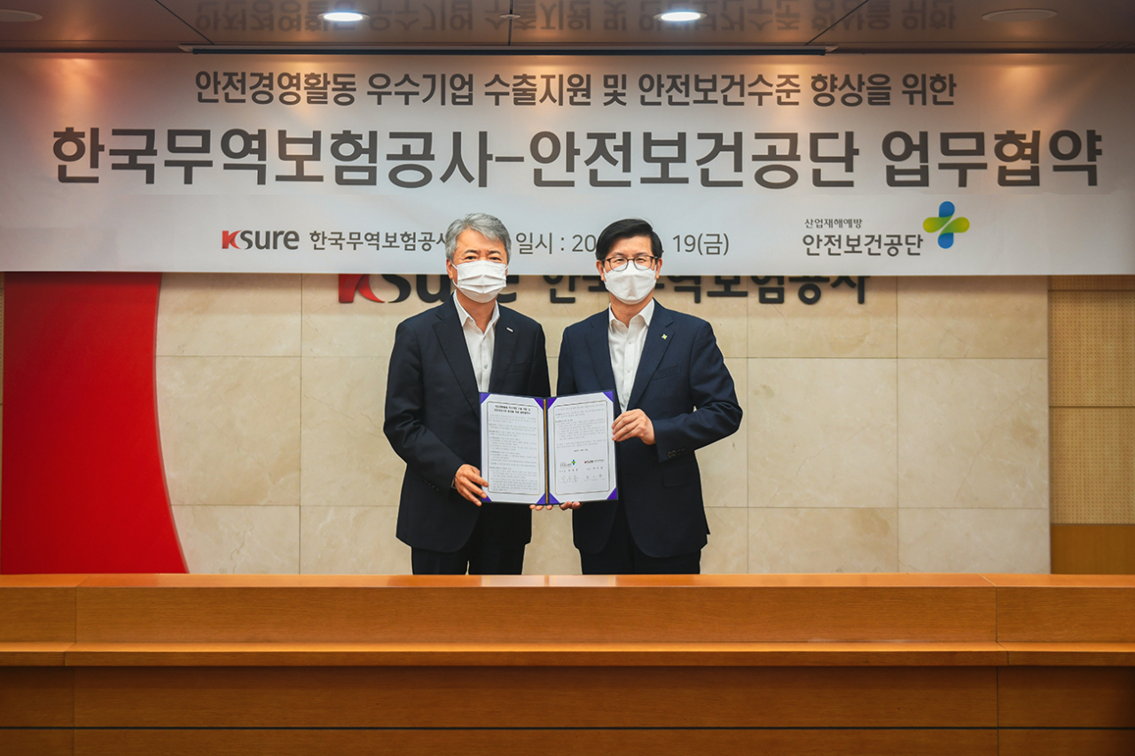 이인호(왼쪽) 한국무역보험공사 사장이 지난 19일 서울 종로구 무역보험공사 본사에서 업무협약 체결 후 기념 촬영을 하고 있다. [한국무역보험공사 제공]