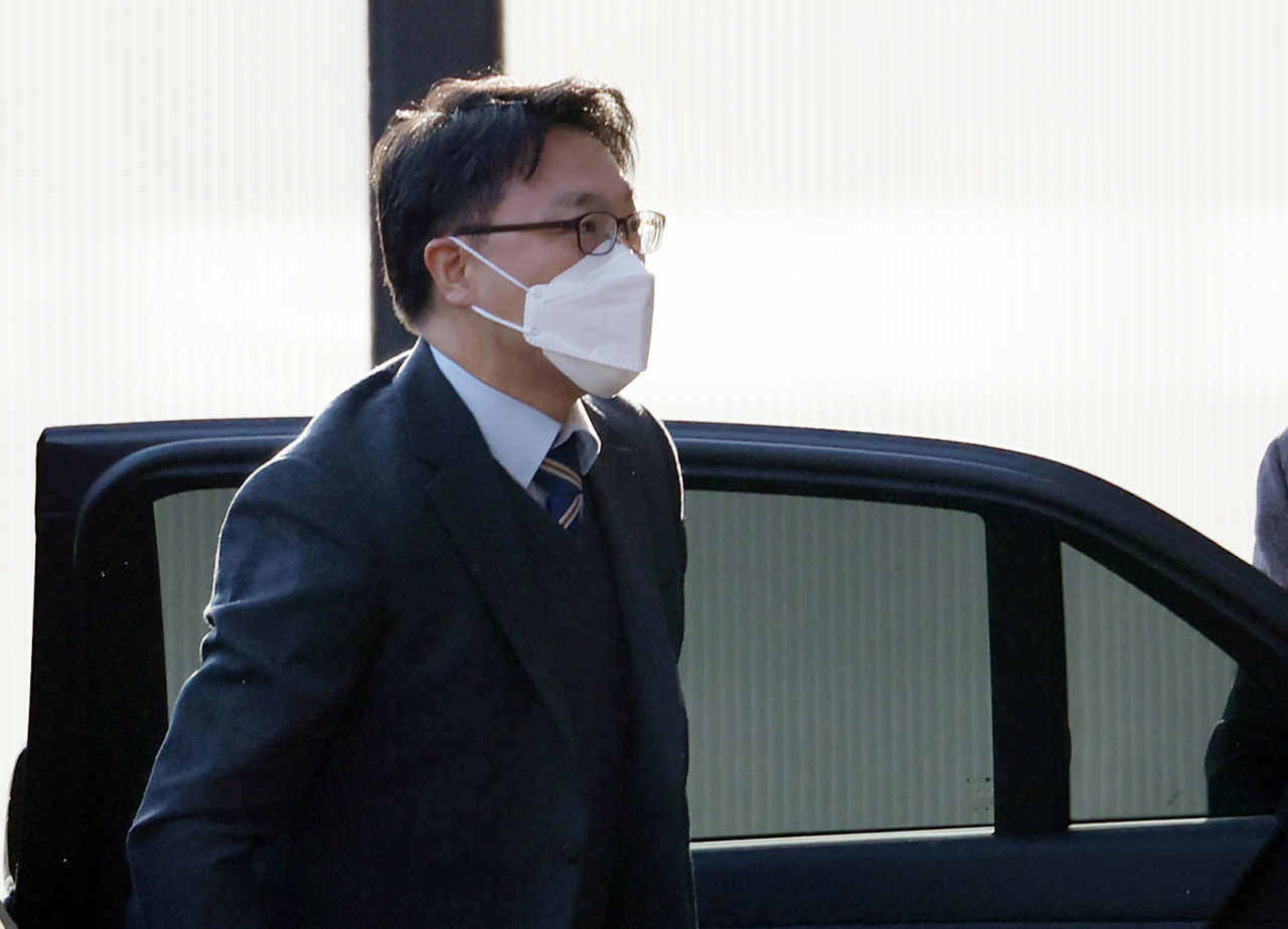 김진욱 고위공직자범죄수사처장이 공수처 출범 300일째인 지난 16일 오전 정부과천청사 공수처로 출근하고 있다. [연합]