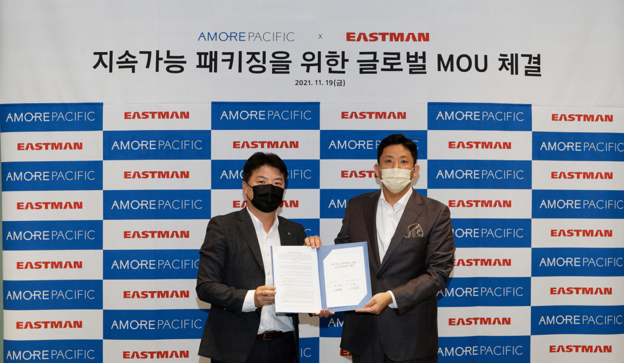아모레퍼시픽X이스트만 업무협약식에 참석한 정창욱 아모레퍼시픽 개발&구매 디비전장상무(왼), 김지후 이스트만 이사 [아모레퍼시픽 제공]