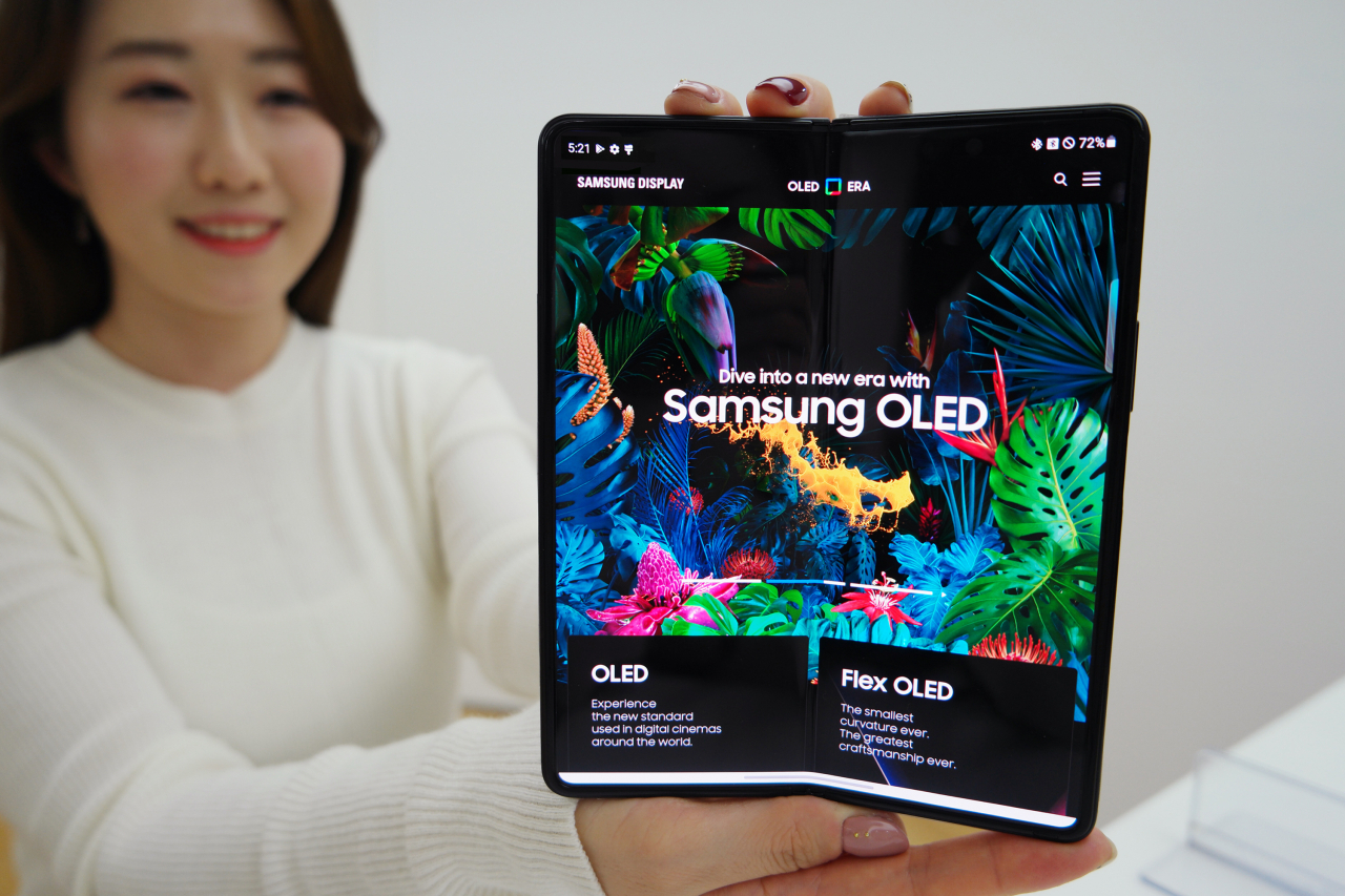 삼성디스플레이 직원이 22일 스마트폰을 통해 OLED 마이크로사이트를 시연하고 있다. [삼성디스플레이 제공]
