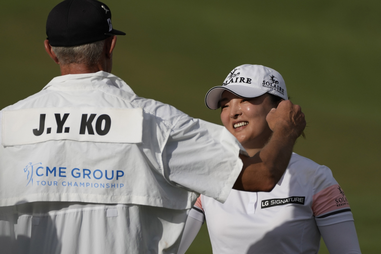 고진영이 22일(한국시간) LPGA 투어 시즌 최종전 CME그룹 투어 챔피언십 우승을 확정한 후 캐디와 기뻐하고 있다. [AP]
