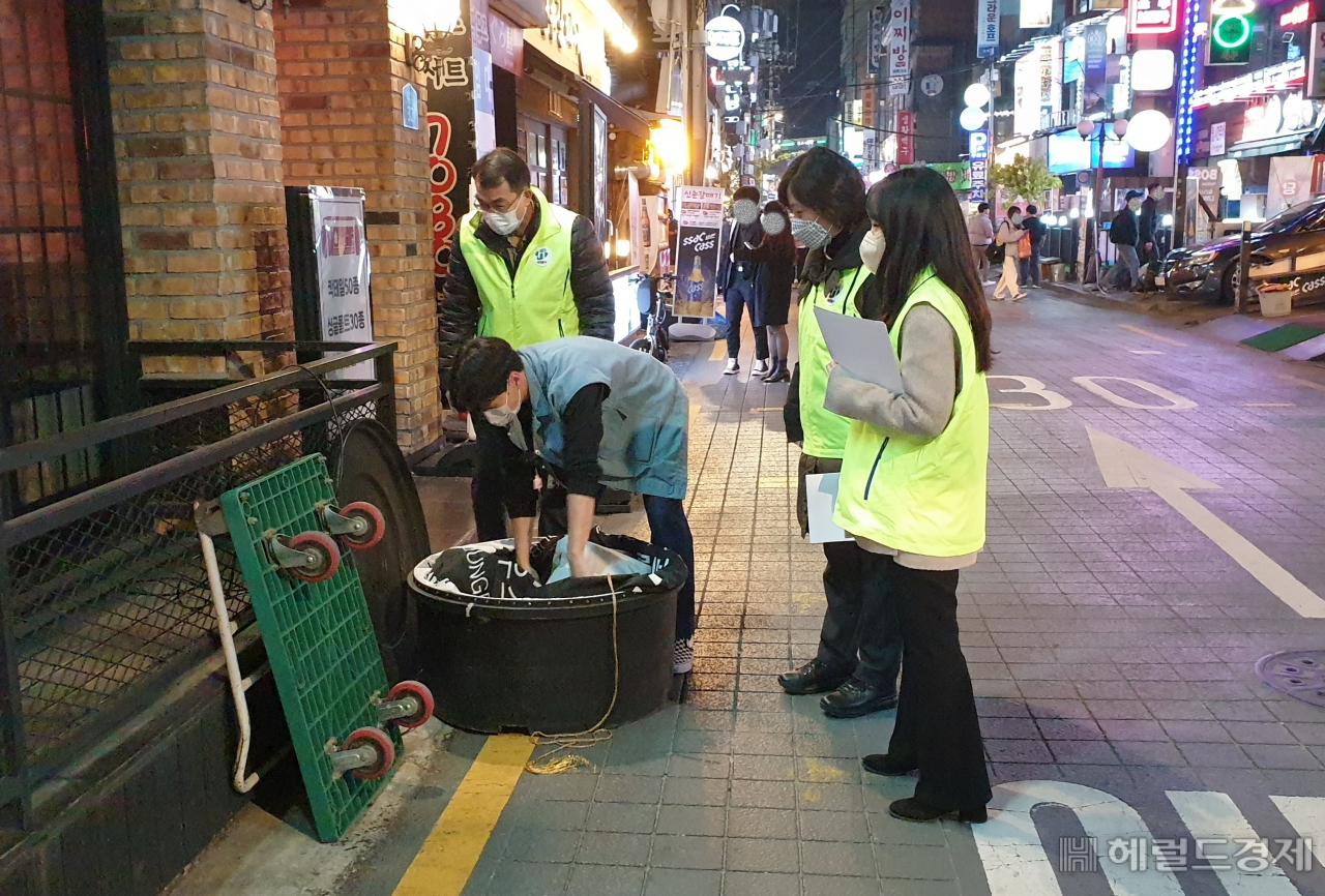 서대문구 관계자들이 불법 광고물 야간 특별 단속에 앞서 지난 20일 신촌 일대에서 불법광고물 근절 계도 활동을 펼치고 있다. [서대문구]
