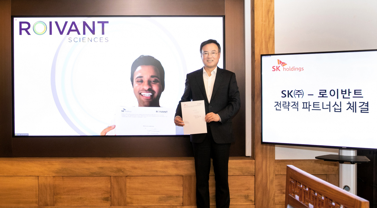 장동현 SK㈜ 사장(오른쪽)과 비벡 라마스와미 로이반트 사이언스 사장은 지난 5월 표적 단백질 분해 플랫폼 구축을 시작으로 신약개발 등 다양한 측면의 협력을 이어가기로 합의하고 회상회의를 통해 협약식을 진행했다.[SK㈜ 제공]