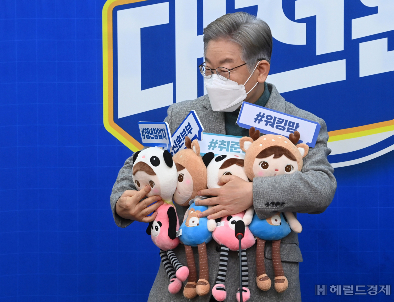 22일 오전 국회에서 열린 더불어민주당 제1차 전국민 대전환 선거대책위원회의에서 이재명 대선후보가 참석자들에게 받은 걱정인형을 안고 있다. [이상섭 기자]