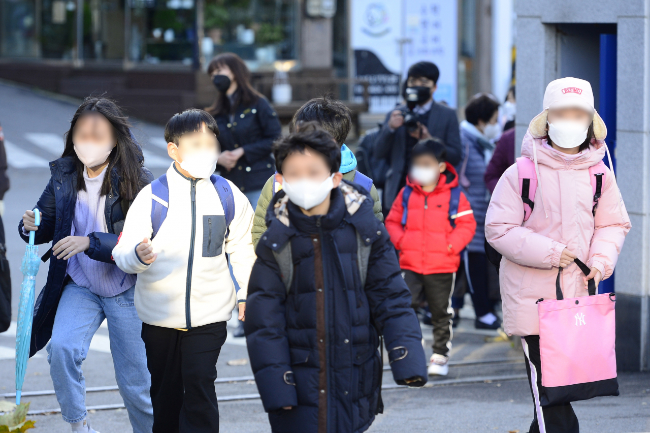 서울시는 올해부터 초등학교에 입학하는 모든 신입생에게 입학준비금 20만원을 지원한다고 5일 밝혔다. 사진은 서울 용산구 금양초등학교에서 학생들이 등교하고 있는 모습. [연합]