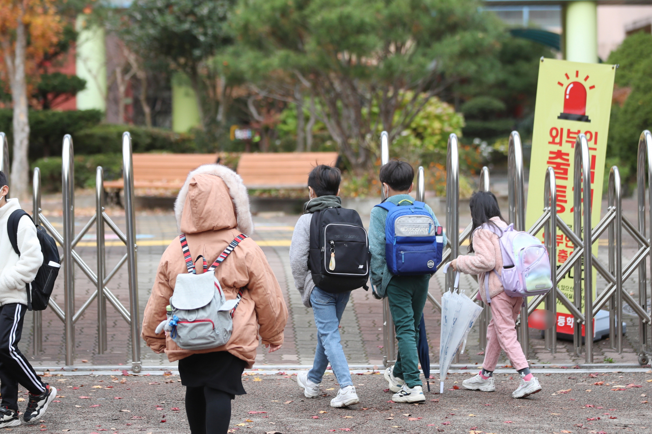 각급 학교에서 신종 코로나바이러스 감염증(코로나19) 확진자가 잇따르고 있는 22일 광주 서구 한 초등학교 학생들이 등교하고 있다. [연합뉴스]
