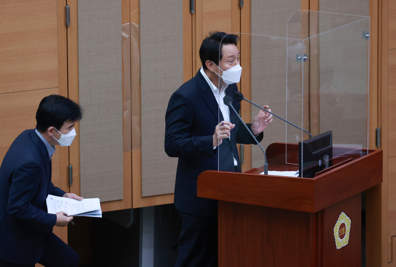 오세훈 서울시장이 지난 16일 서울 중구 서울시의회에서 열린 제303회 정례회 2차 본회의에서 더불어민주당 김경 의원의 질의에 답하고 있다. [연합]