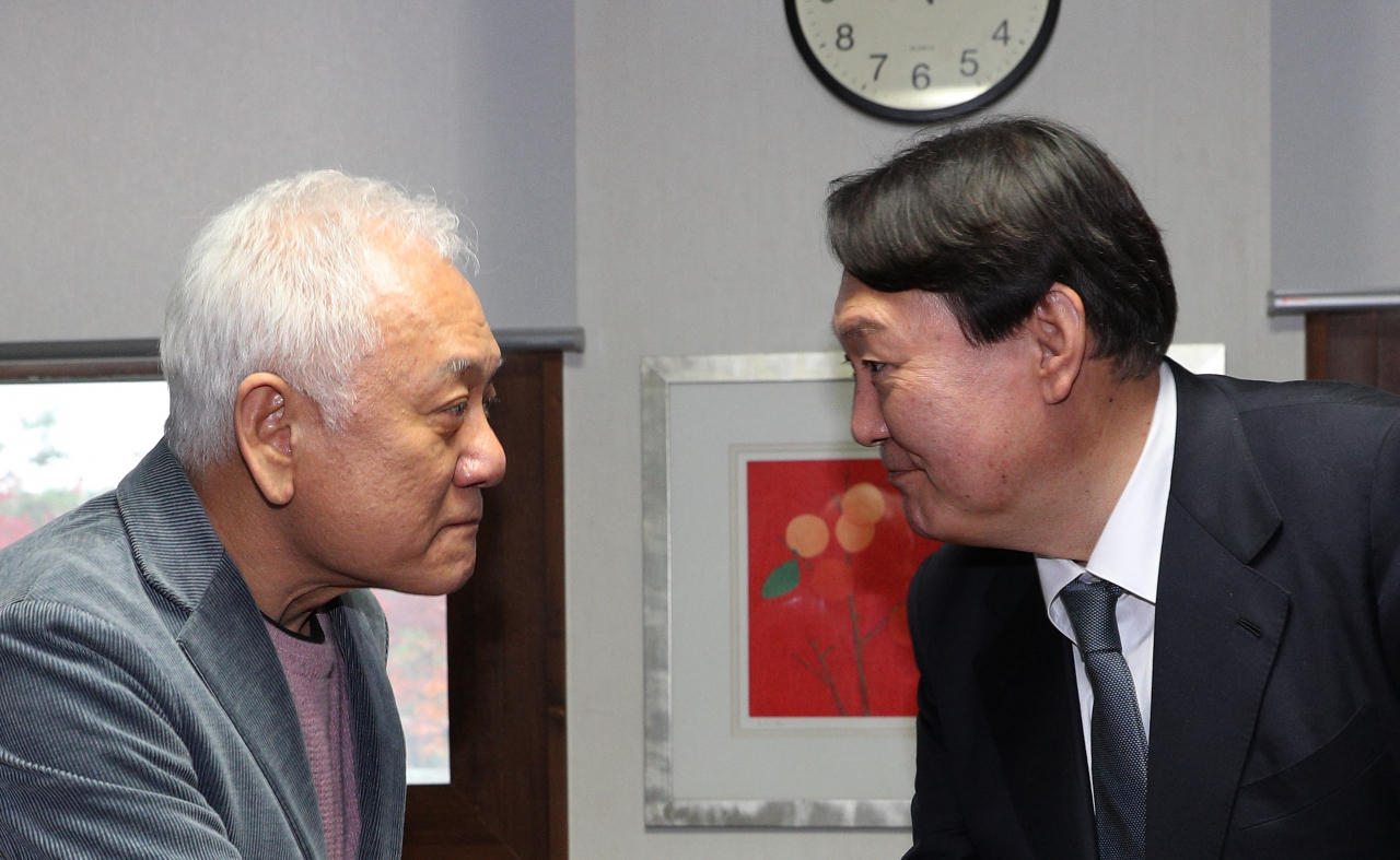 윤석열 국민의힘 대선 후보(오른쪽)가 21일 오후 서울 용산구 김한길 전 민주당 대표 사무실에서 김 전 대표와 회동에 앞서 악수하고 있다. [연합]