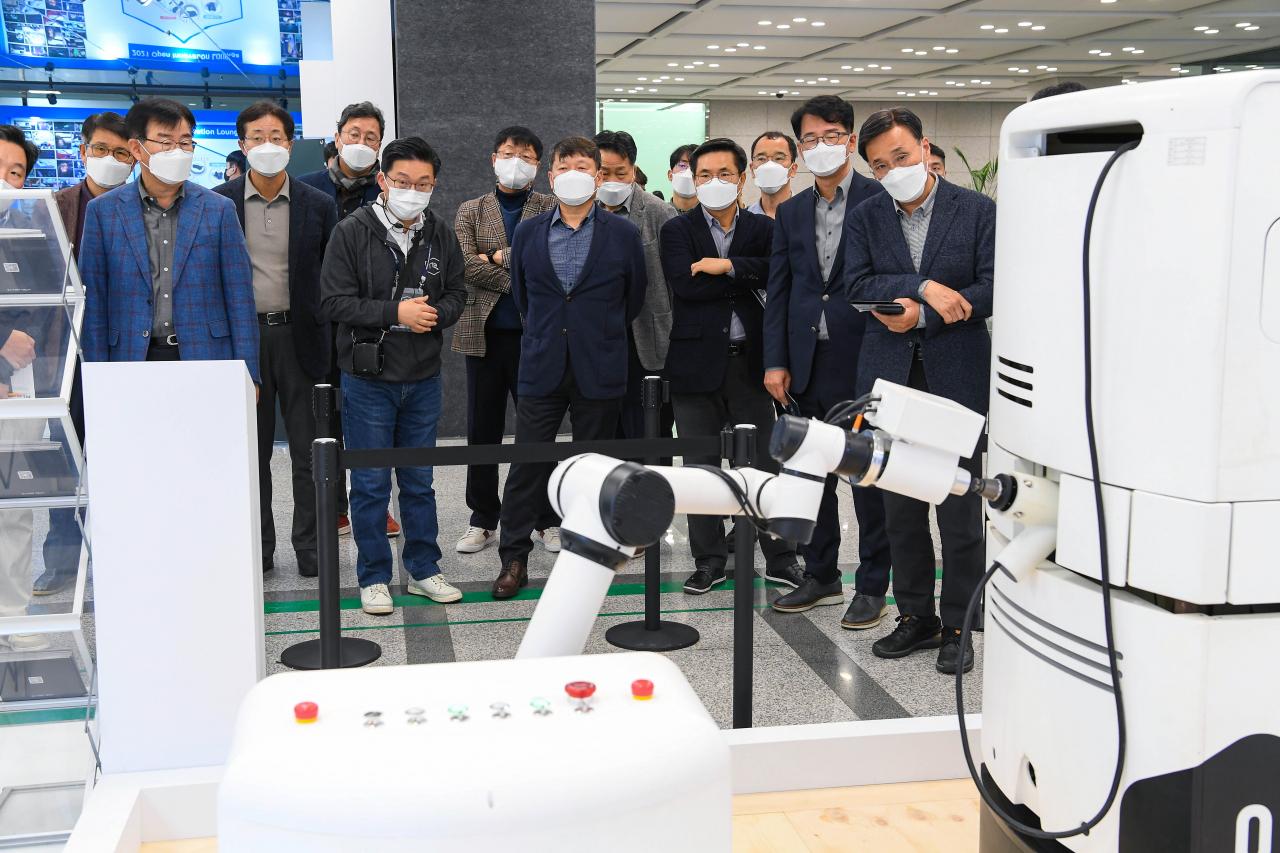 현대차그룹은 지난 15~19일 현대자동차·기아 본사에서 국내외 유망 스타트업들과의 신기술 실증 시연을 위한 ‘2021 오픈 이노베이션 라운지(Open Innovation Lounge)’를 개최했다고 밝혔다. 현대차그룹 ‘2021 오픈 이노베이션 라운지’에 참가한 현대차그룹 임직원들이 국내외 스타트업들의 유망 신기술에 대해 설명을 듣고 있는 모습.[현대자동차그룹 제공]