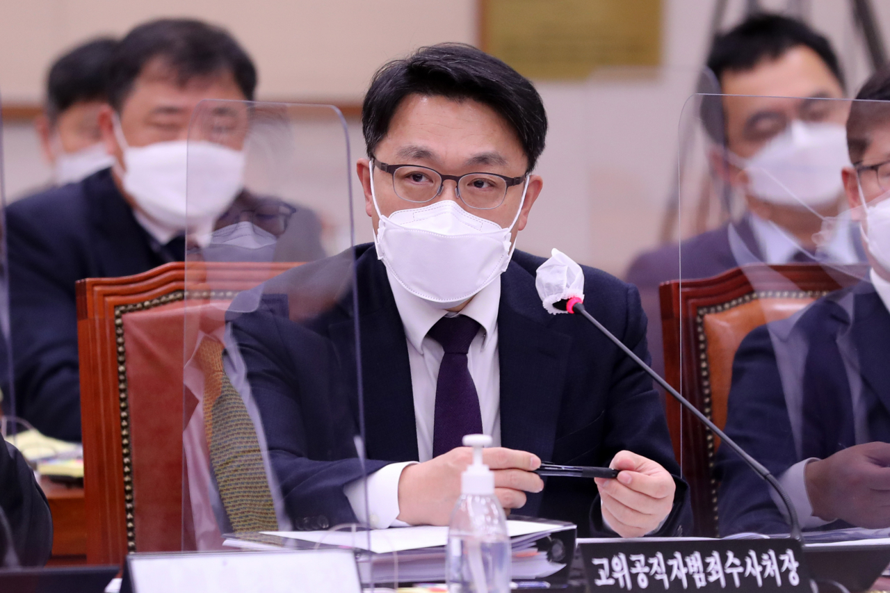 김진욱 고위공직자범죄수사처장이 지난 17일 오후 국회에서 열린 법제사법위원회 전체회의에 출석해 의원들의 질의에 답변하고 있다. [연합]