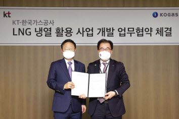KT 신수정(왼쪽) Enterprise부문장과 한국가스공사 이승 부사장이 액화천연가스(LNG)의 냉열을 활용한 인터넷데이터센터(IDC) 구축을 위한 양해각서(MOU) 체결식에서 기념 촬영을 하고 있다. [KT 제공]