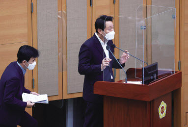 오세훈 서울시장이 지난 16일 서울 중구 서울시의회에서 열린 제303회 정례회 2차 본회의에서 더불어민주당 김경 의원의 질의에 답하고 있다. [연합]