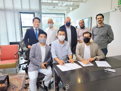 앞줄 왼쪽부터 유철용 공동대표, 배선해(가운데) 대표이사 회장, 할 사도프 회장.
