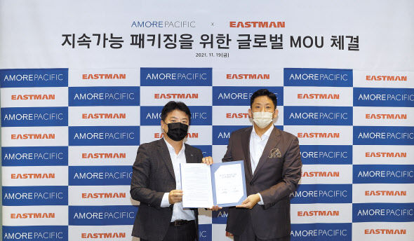 아모레퍼시픽X이스트만 업무협약식에 참석한 정창욱 아모레퍼시픽 개발&구매 디비전장상무(왼), 김지후 이스트만 이사. [아모레퍼시픽 제공]