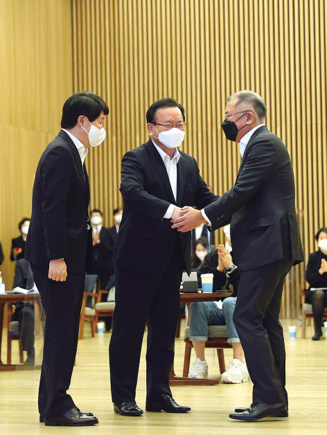 김부겸(가운데) 국무총리가 22일 오전 경기도 고양시 일산 현대모터스튜디오에서 열린 ‘청년희망ON’프로젝트 간담회에서 정의선(오른쪽) 현대차그룹 회장과 인사를 나누고 있다. 현대차그룹은 이날 간담회에서 3년간 총 4만6000개의 일자리 창출을 약속했다. [연합]