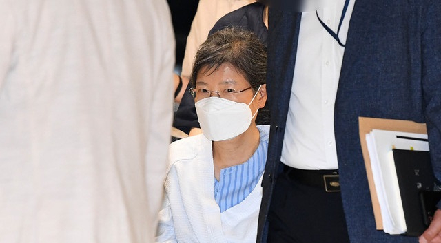 박근혜 전 대통령이 지난 7월 20일 지병 치료차 입원하기 위해 서울 서초구 서울성모병원으로 들어서고 있다. [연합]