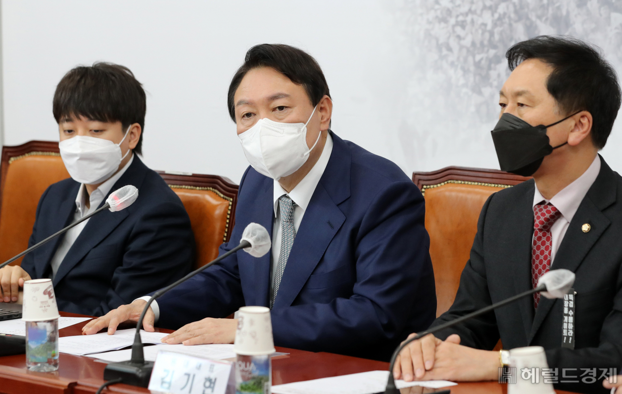 윤석열 국민의힘 대선 후보가 22일 서울 여의도 국회에서 열린 국민의힘 최고위원회의에서 발언하고 있다. 이상섭 기자