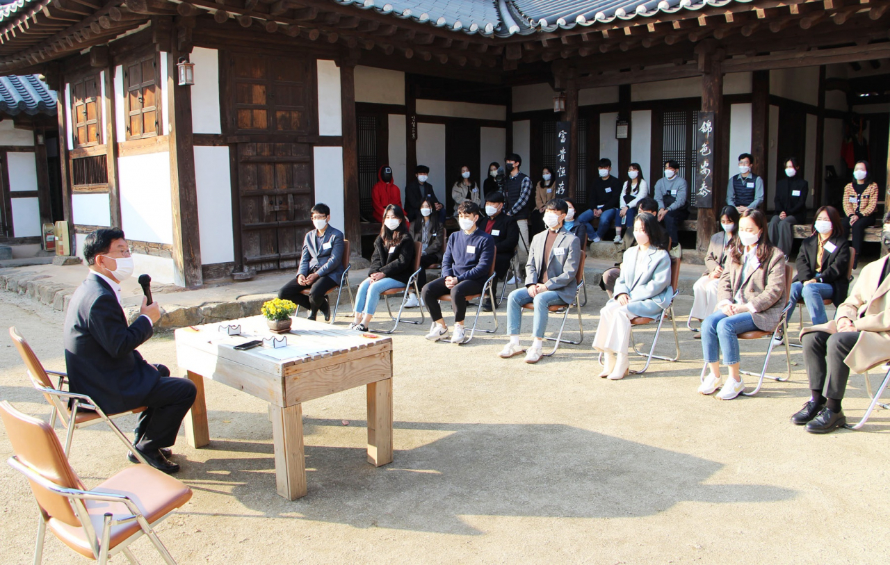 강인규나주시장은 새내기 공직자와 자유로운 토론을 하고 있다.