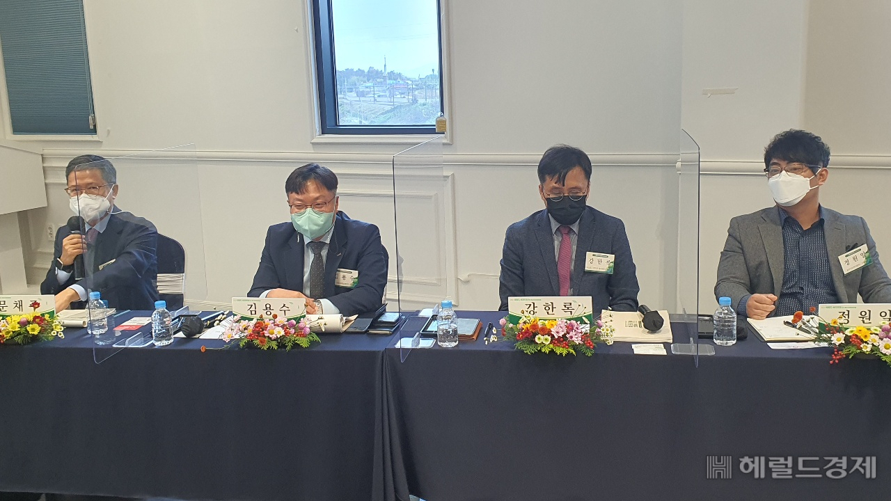 정경호 에너지밸리기업개발원 실장의 스타트업 생태계 활성화 방안 주제발표를 놓고 문채주 목포대교수, 김용수 비온시이노베이터 대표, 강한록 영국의회 이노베이션펠로우, 정원일 샤론테크 전무가 지정토론에 나섰다. /서인주기자
