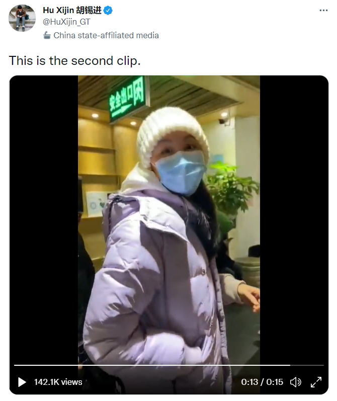 실종설에 휩싸인 중국 테니스 스타 펑솨이가 모자와 마스크를 쓴 채 어딘가로 들어가는 모습이 담긴 트위터 영상을 20일 캡처한 사진. 중국 관영매체 환구시보의 후시진 편집인은 이날 펑솨이가 베이징의 한 식당에 들어가는 모습이라며 자신의 트위터에 이 15초짜리 동영상을 올렸다. 펑솨이는 최근 장가오리 전 부총리에게 성폭행을 당했다고 폭로한 뒤 행적이 알려지지 않아 실종설에 휩싸였다. [연합뉴스]