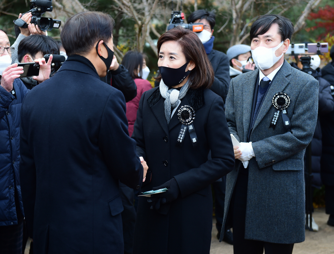 나경원 국민의힘 전 원내대표가 22일 오후 서울 동작구 국립서울현충원 내 김영삼 전 대통령 묘역에서 열린 6주기 추모식에서 차남인 김현철 김영삼민주센터 상임이사와 인사하고 있다. [연합]