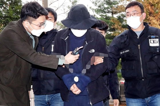 일가족 3명을 흉기로 다치게 한 혐의를 받는 파의자가 구속 전 심문(영장실질심사)을 받기 위해 지난 17일 인천시 미추홀구 인천지방법원에 들어서고 있다. [연합]