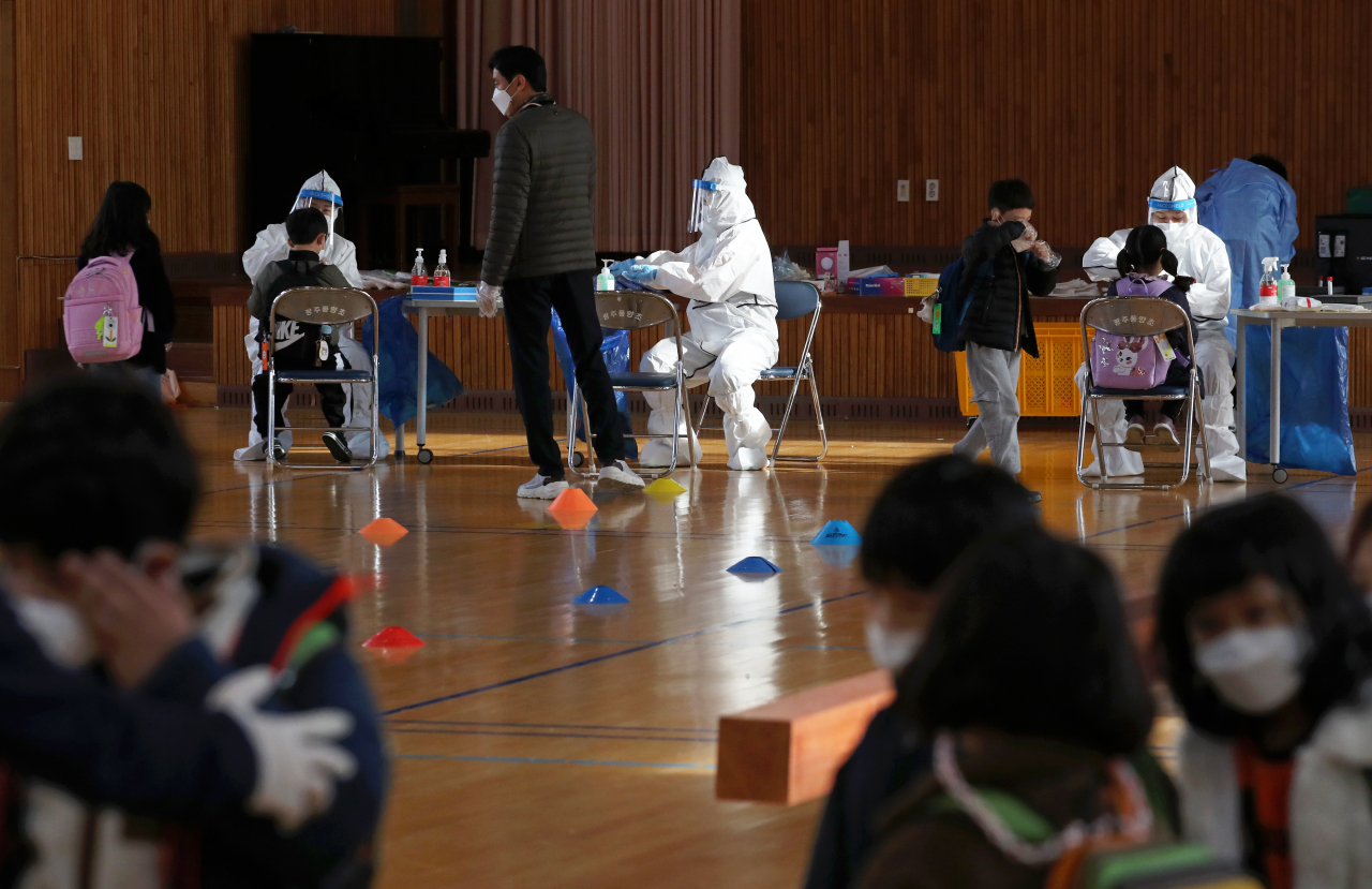 22일 오후 광주 북구 한 초등학교에서 북구보건소 의료진들이 학생들의 신종 코로나바이러스 감염증(코로나19) 검체를 채취 하고 있다. [연합뉴스]