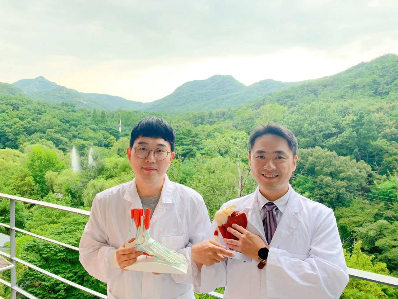 회전근개질환의 항체치료 전략을 제시한 서울대 생명과학부 연구팀. 오른쪽이 김진홍 교수. [서울대 제공]