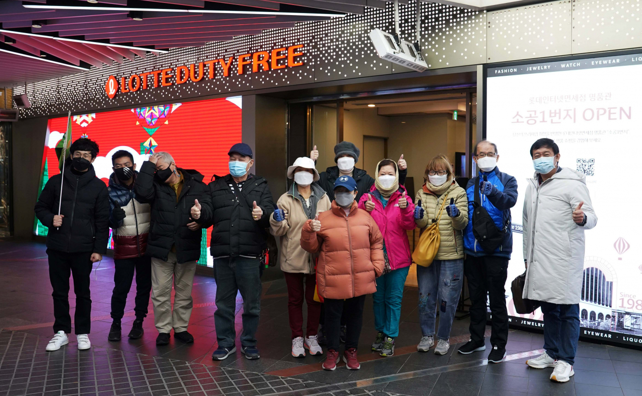 지난 22일 오후 싱가포르 단체관광객 10여 명이 롯데면세점 명동본점에 방문하여 약 1시간 동안 면세쇼핑을 즐겼다. 롯데면세점에 외국인 단체가 방문한 것은 작년 2월 이후 약 2년 만이다.[롯데면세점 제공]