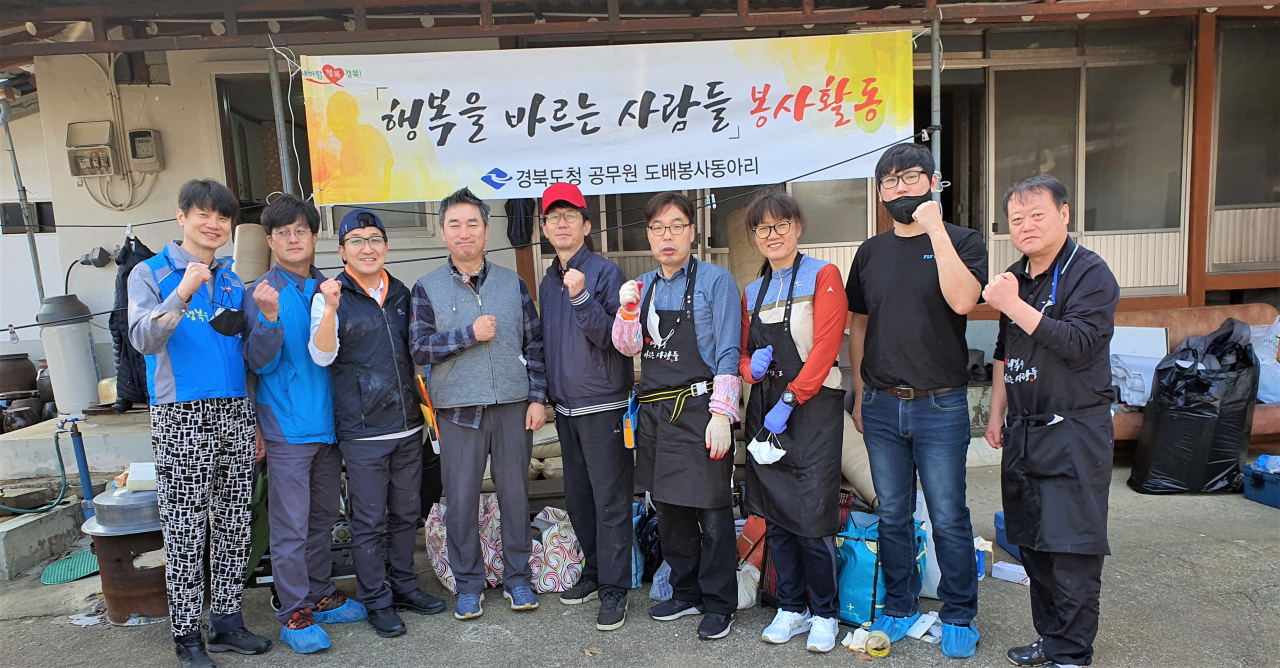 경북도청 공무원 봉사동아리 ‘행복을 바르는 사람들’이 지난 20일 지역내 홀몸노인 가구를 찾아 도배 등 봉사활동을 진행했다.[경북도 제공]
