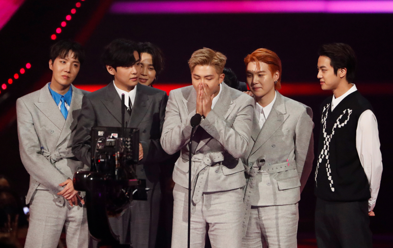그룹 방탄소년단이 미국 3대 대중음악 시상식 중 하나인 ‘아메리칸 뮤직 어워드’(American Music Awards·AMA)에서 대상 격인 ‘아티스트 오브 더 이어’(올해의 가수) 트로피를 안으며 아시아 최초의 새 기록을 썼다. [로이터(REUTERS)]