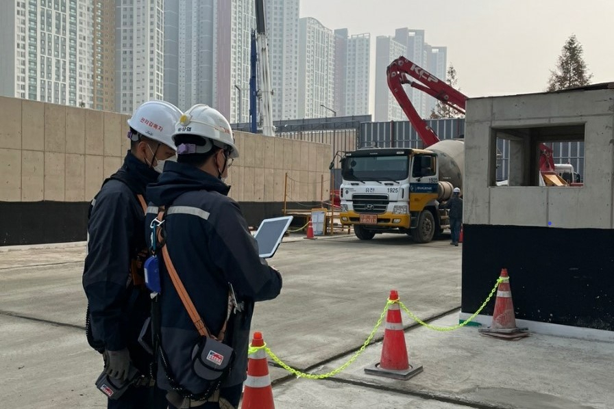 포스코건설 관리자가 송도 F19블록 현장에서 ‘레미콘 운송 정보관리 시스템’을 활용해 공사 현장의 레미콘 타설현황을 실시간으로 확인하고 있다. [포스코건설 제공]