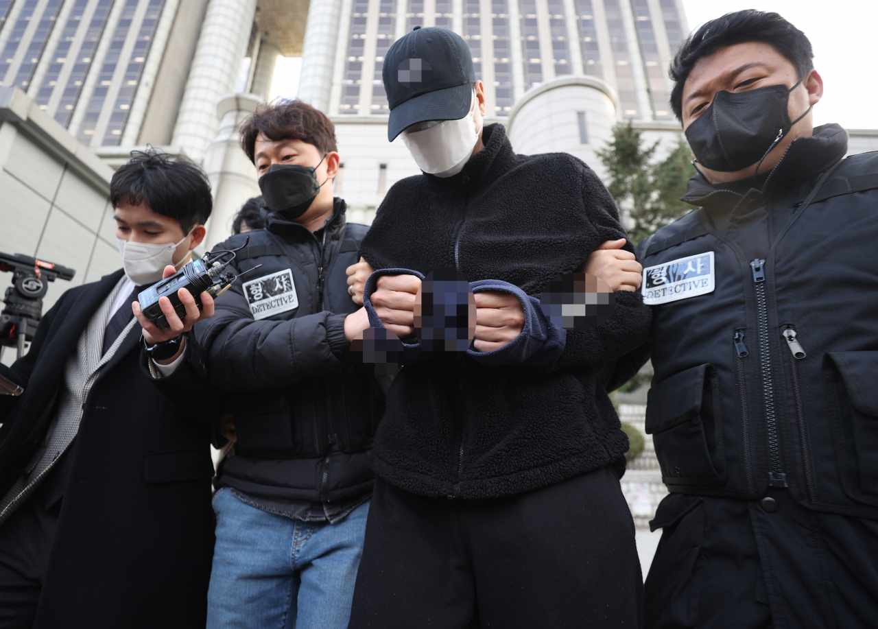 데이트폭력 피해로 경찰의 신변보호를 받던 여성을 살해하고 도주했다가 검거된 30대 피의자가 지난 22일 오후 서울 서초동 서울중앙지법에서 열린 영장실질심사를 마치고 나오고 있다. [연합]