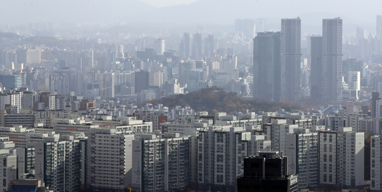 서울시는 올해부터 시와 자치구 등 기관별 체납세금을 합산해 세금 체납자에 대한 행정제재를 강화하기로 했다고 23일 밝혔다. 사진은 서울 중구 남산에서 바라본 서울시내 전경. [연합]