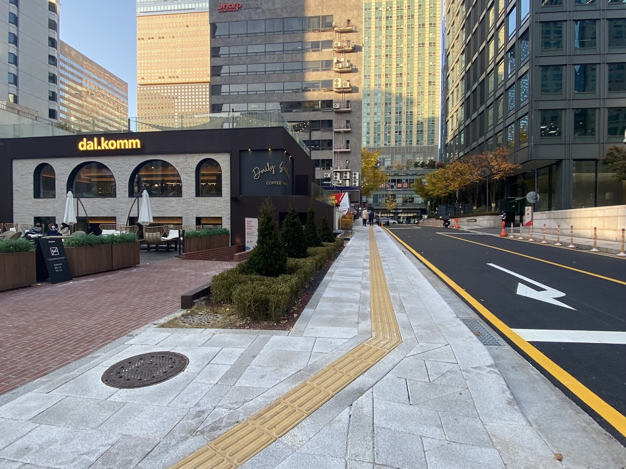 청계광장 일대 보도의 공사 후 모습. [종로구 제공]
