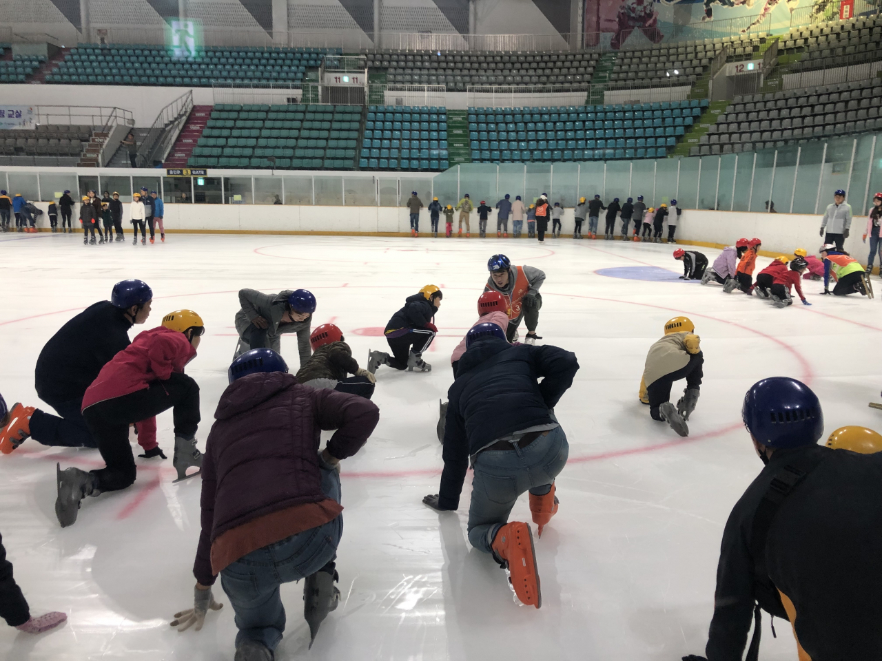 서울시는 오는 12월 18~19일 목동 아이스링크장에서 열리는 ‘가족 스케이팅 교실’ 참가자를 24일 모집한다. 사진은 2019년 열린 ‘가족 스케이팅 교실’ [사진=서울시]