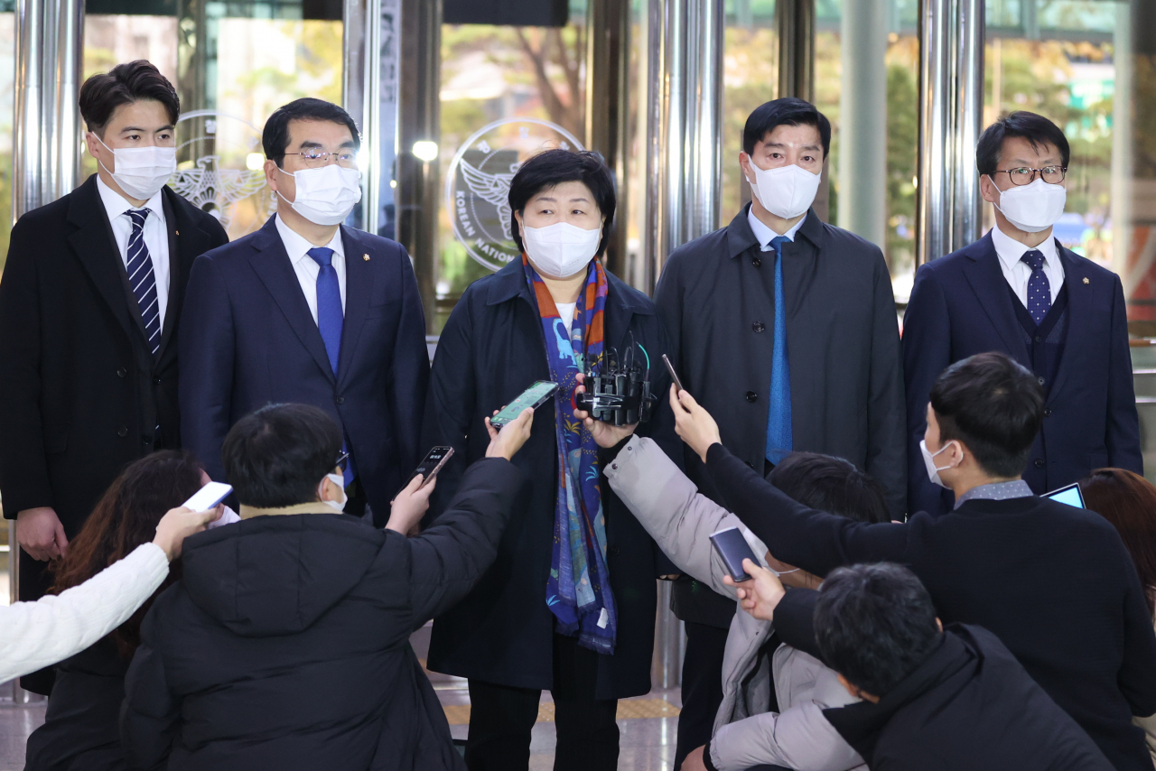 서영교 국회 행정안전위원장(왼쪽 세 번째)을 비롯한 더불어민주당 소속 행안위원들이 23일 오전 서울 서대문구 경찰청을 방문, 최근 인천 흉기난동 사건과 서울 중구 신변보호 여성 피살 사건에서의 경찰의 부실 대응과 관련해 김창룡 경찰청장과 면담에 앞서 취재진의 질문에 답하고 있다. [연합]