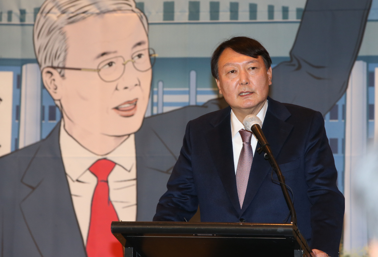 윤석열 국민의힘 대선후보가 지난 15일 오전 서울 용산구 그랜드 하얏트 서울에서 열린 '만화로 읽는 오늘의 인물이야기 비상대책위원장-김종인' 출판기념회에서 축사하고 있다. [연합]