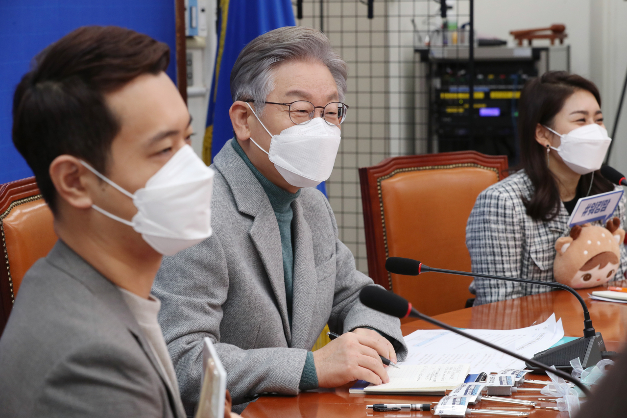 더불어민주당 이재명 대선 후보가 지난 22일 오전 국회에서 열린 ‘전국민 선대위·청년과 함께 만드는 대한민국 대전환’에서 취업준비생과 워킹맘, 신혼부부, 청년 창업자 등의 발언을 경청하고 있다. [연합]