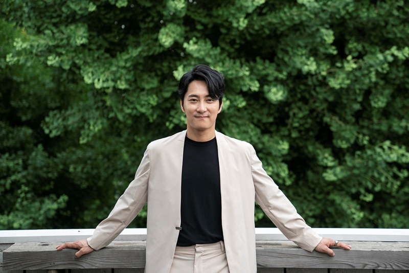 전통예술과 다양한 장르, 매체를 넘나드는 활동으로 이봉근은 그의 직업을 소리꾼으로만 한정할 순 없다. 소리꾼이자 배우이며, 대본을 쓰는 작가이자, 곧 연출가로도 ‘데뷔’할 계획이다. [레벨나인 컴퍼니]