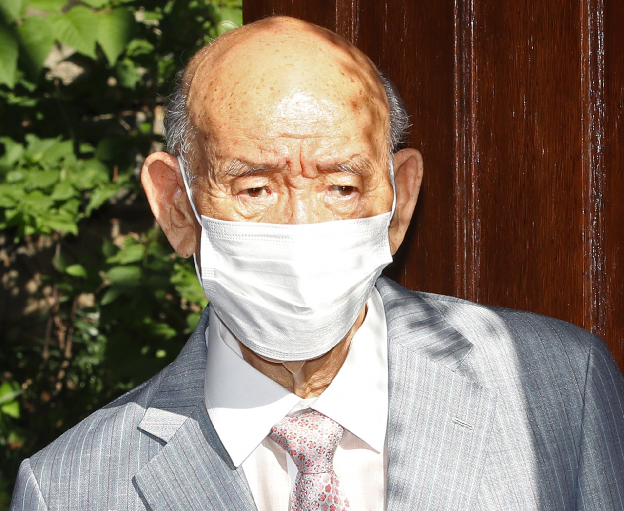 전두환 전 대통령이 23일 사망했다. 향년 90세. 지병을 앓아온 전 전 대통령은 이날 오전 8시40분께 서울 서대문구 연희동 자택에서 숨졌다. 사진은 지난 8월 9일 광주에서 열린 항소심 재판에 출석하기 위해 연희동 자택을 나서는 전 전 대통령. [연합]