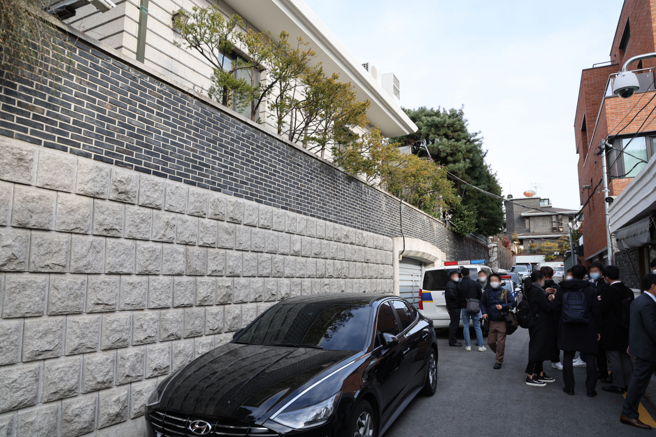 전두환 전 대통령이 사망한 23일 오전 서울 서대문구 연희동 자택 입구에 관계자들이 이동하고 있다. [연합]