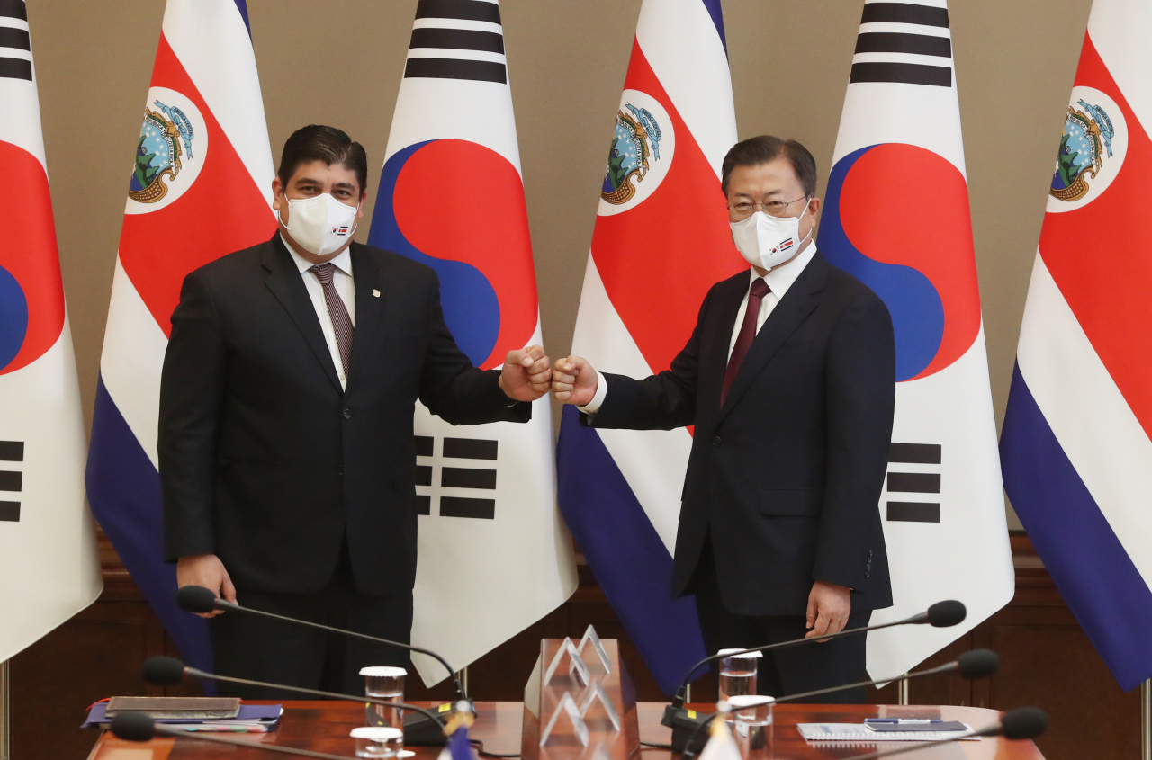 문재인 대통령과 카를로스 알바라도 케사다 코스타리카 대통령이 23일 청와대에서 열린 정상회담에서 인사하고 있다. 연합뉴스