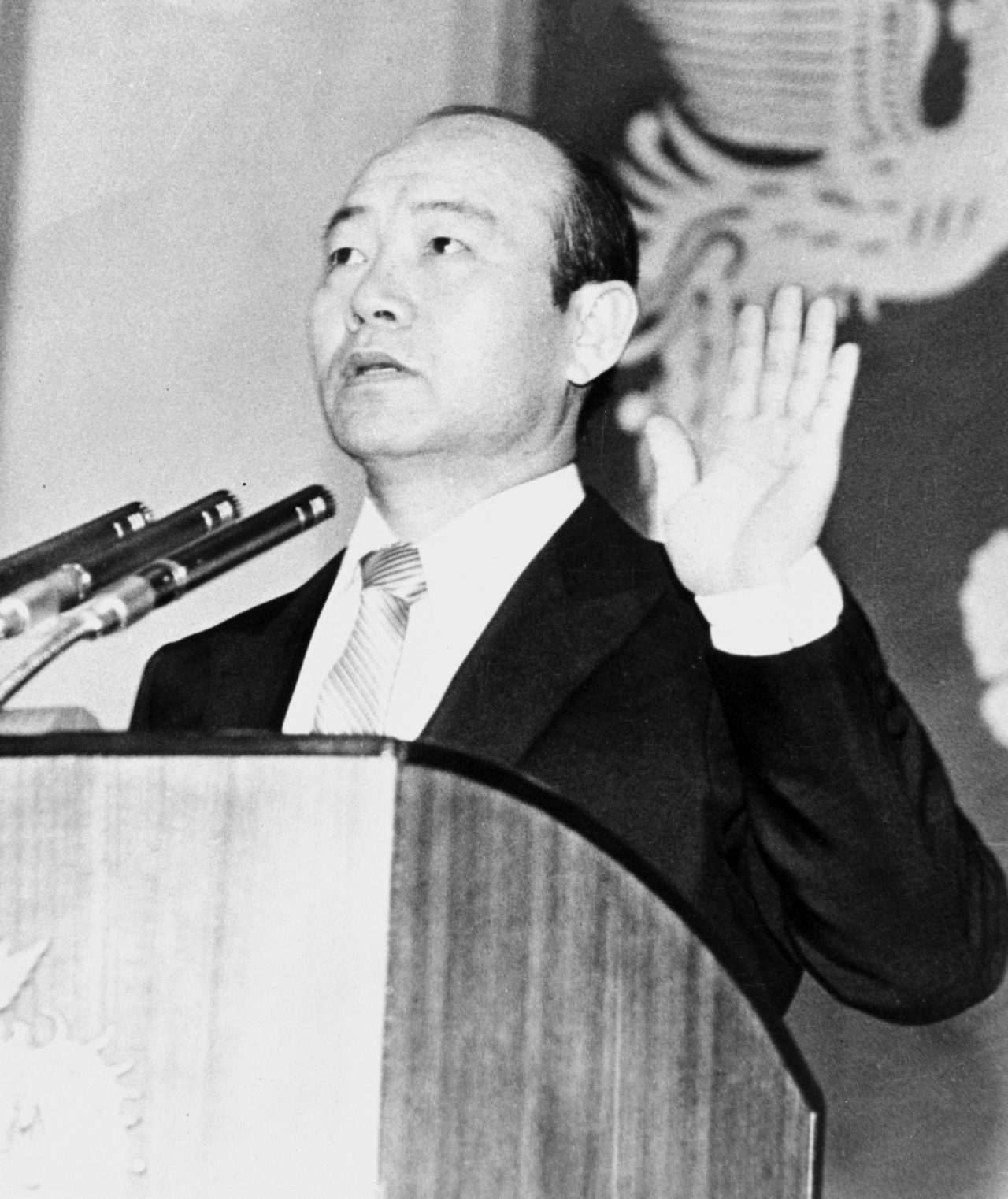 제11·12대 대통령을 지낸 전두환 전 대통령이 23일 사망했다. 사진은 1980년 9월 1일 서울 잠실 실내체육관에서 열린 제11대 대통령 취임식에서 선서하고 있는 전두환 전 대통령 모습. 연합뉴스