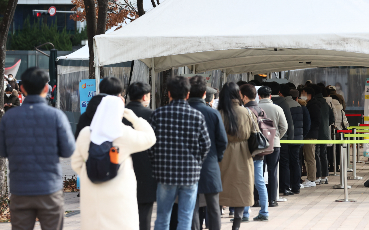 신종 코로나바이러스 감염증(코로나19) 신규 확진자 수가 2699명을 기록한 23일 오전 서울시청 앞 서울광장 코로나19 선별진료소를 찾은 시민들이 검사 순서를 기다리고 있다. [연합]