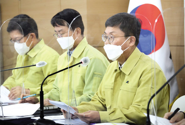 안도걸(오른쪽) 기획재정부 2차관이 23일 정부서울청사 브리핑실에서 ‘소상공인 등 민생경제 지원방안’을 브리핑하고 있다. 정부는 이날 19조원 규모의 초과세수와 국회에서 이미 확정한 기정예산 등을 동원해 12조7000억원+&alpha;(알파) 규모의 소상공인 손실보상 및 비보상 대상업종 맞춤지원, 고용 취약계층 지원, 서민 물가부담 경감 등의 대책을 시행하겠다고 밝혔다. [연합]
